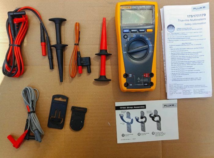 Цифровой мультиметр с аксессуарами в сумке