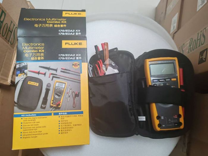 Цифровой мультиметр с аксессуарами в сумке