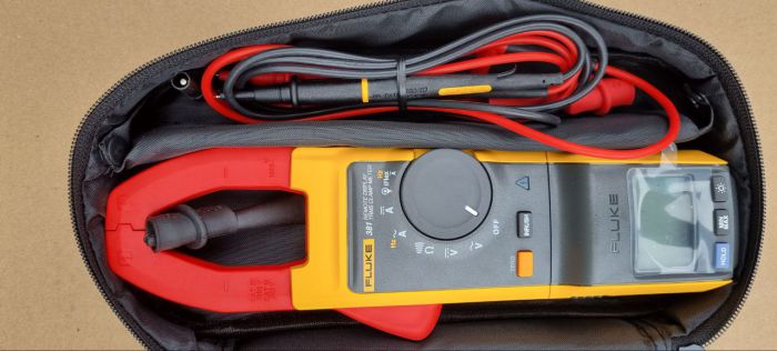 Токоизмерительные клещи Fluke 381 с дистанционным дисплеем и истинно-среднеквадратическим значением переменного и постоянного тока с iFlex
